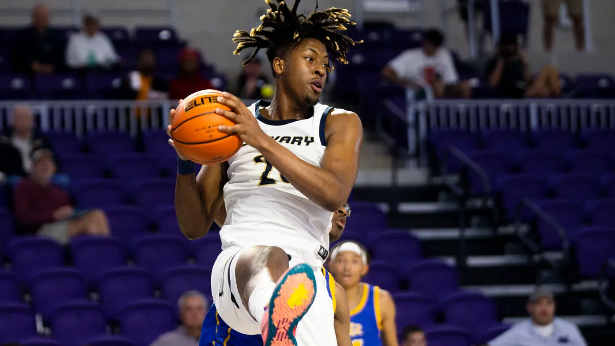 Featured image for Michigan basketball faces more transfers as Glenn III and Nkamhoua enter portal.