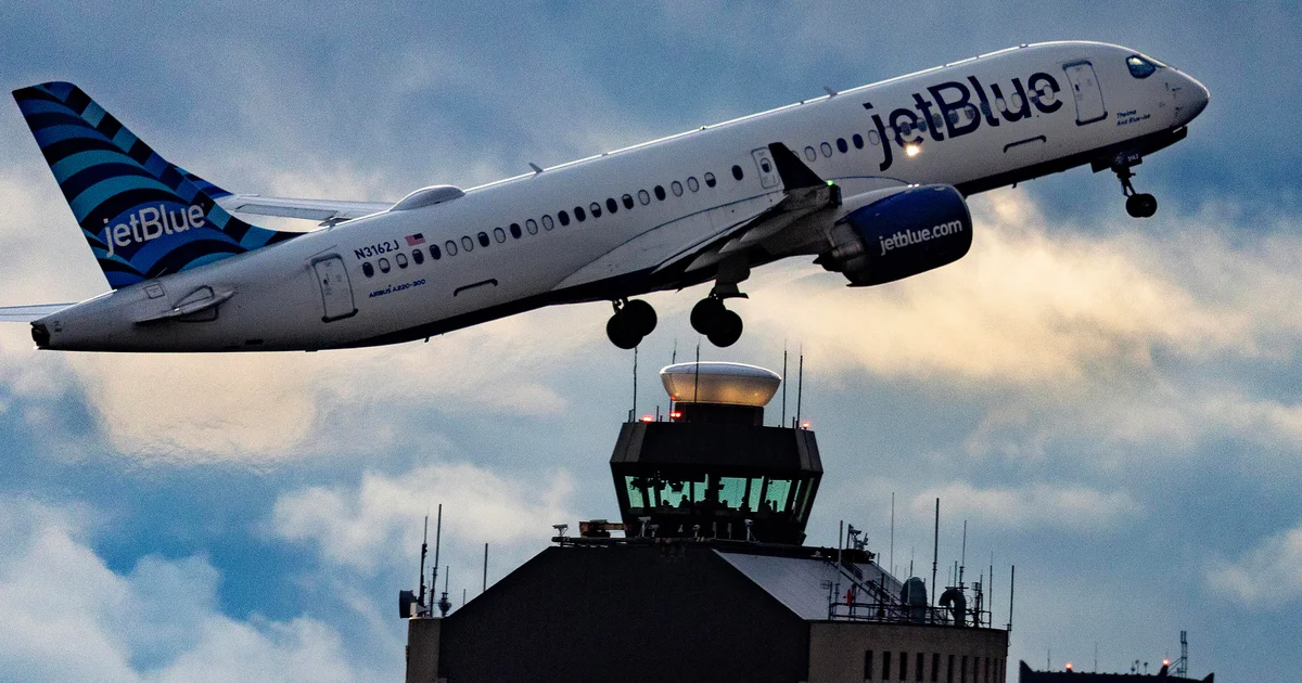 Featured image for Lawmakers Clash Over Air Traffic Controller Bonuses and Pay Policies