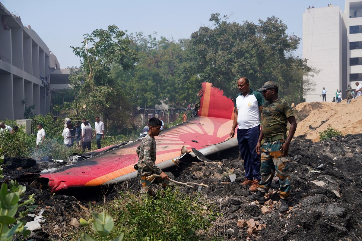Featured image for Preliminary Report Links Air India Crash to Fuel Switches and Pilot Actions