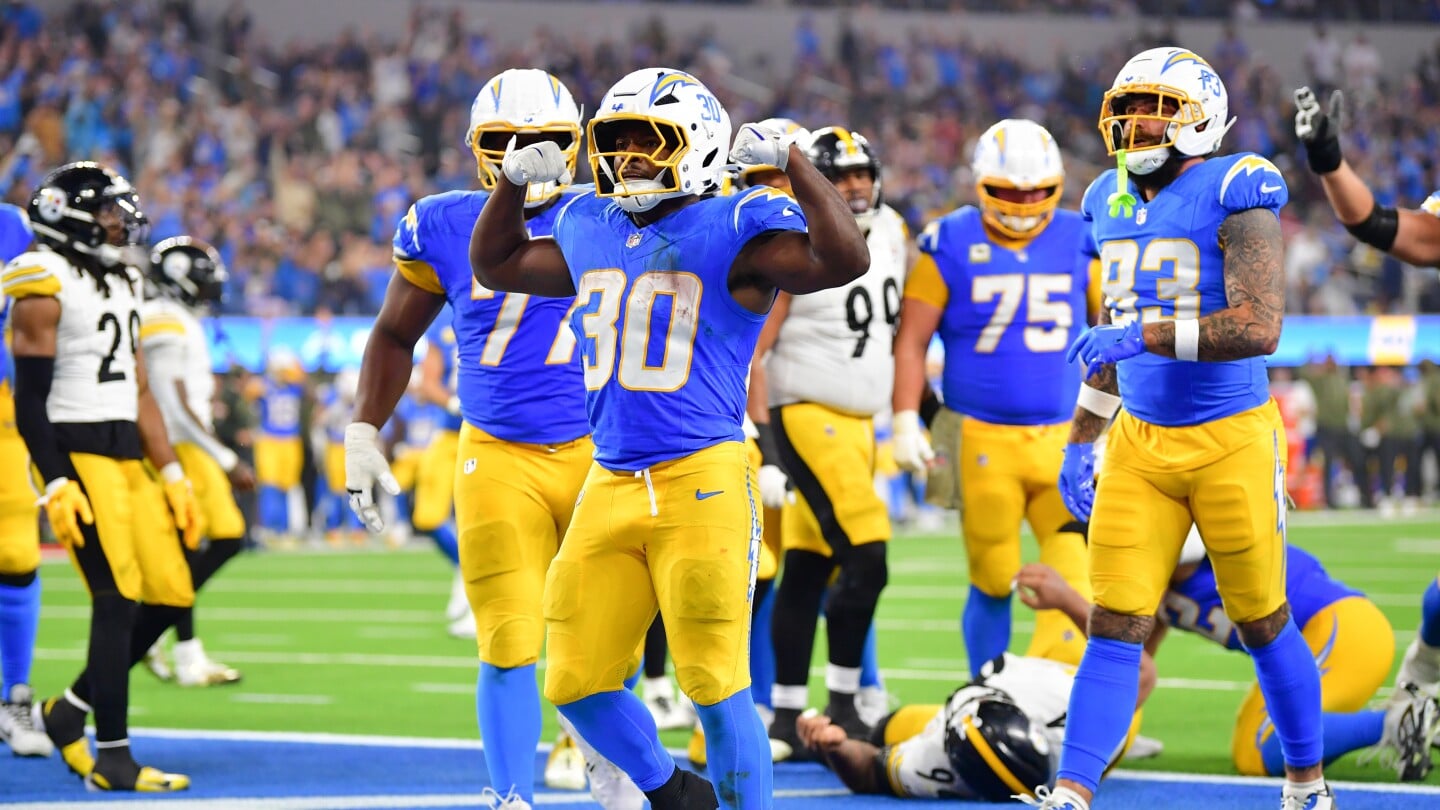 Featured image for Chargers extend winning streak with dominant 25-10 victory over Steelers