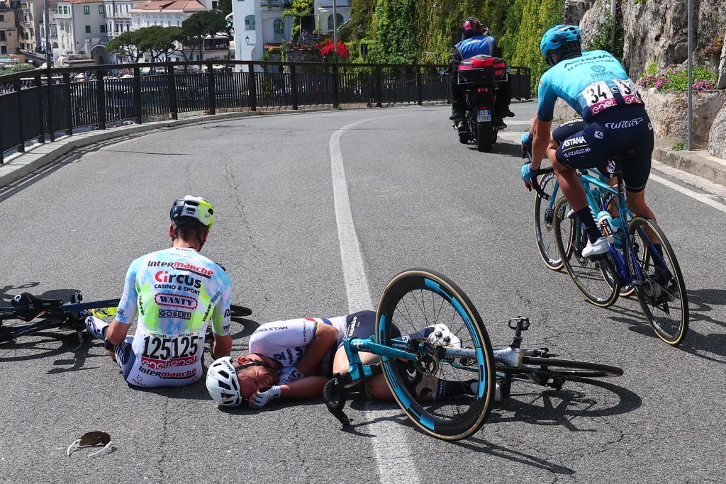 Featured image for Giro d'Italia Stage 5: Cavendish crashes again but finishes, Roglic unharmed in rainy finale.
