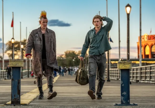 Featured image for ‘Caught Stealing’ Review: Aronofsky’s Violent Crime Flick and Star-Studded NYC Premiere