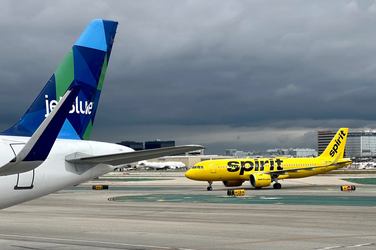 Featured image for JetBlue offers to surrender LaGuardia slots for Spirit merger approval.