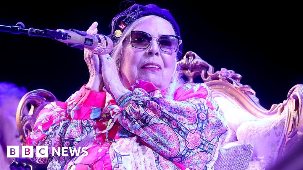 Featured image for Joni Mitchell's Triumphant Comeback: A Three-Hour Joy on Stage.