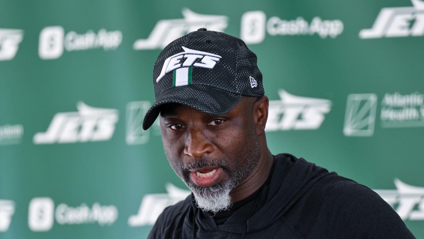 Featured image for Jets' Aaron Glenn Emphasizes Winning and Learning at Training Camp