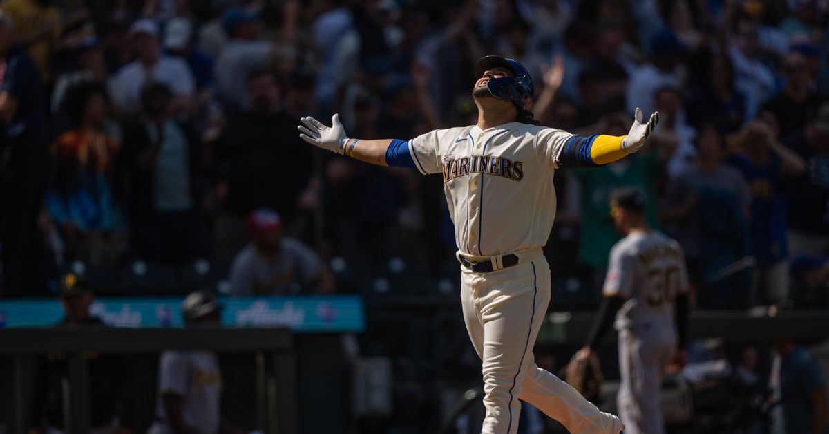 Featured image for Eugenio Suárez's Walk-Off HR Extends Mariners' Winning Streak.