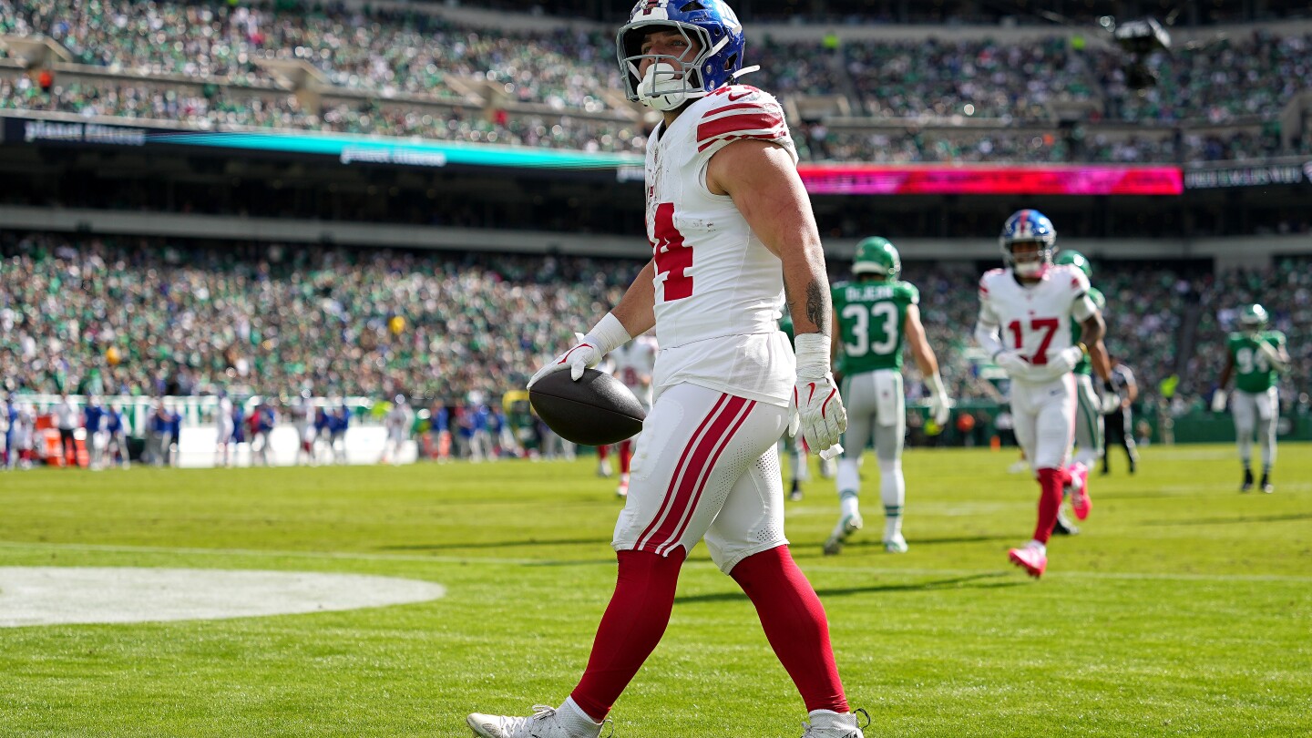 Featured image for Giants' Cam Skattebo suffers serious leg injury in game vs Eagles