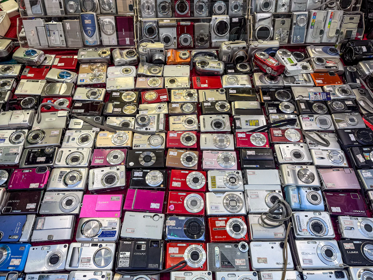 Featured image for The Rise of Compact Digital Cameras: What's Driving Their Popularity?