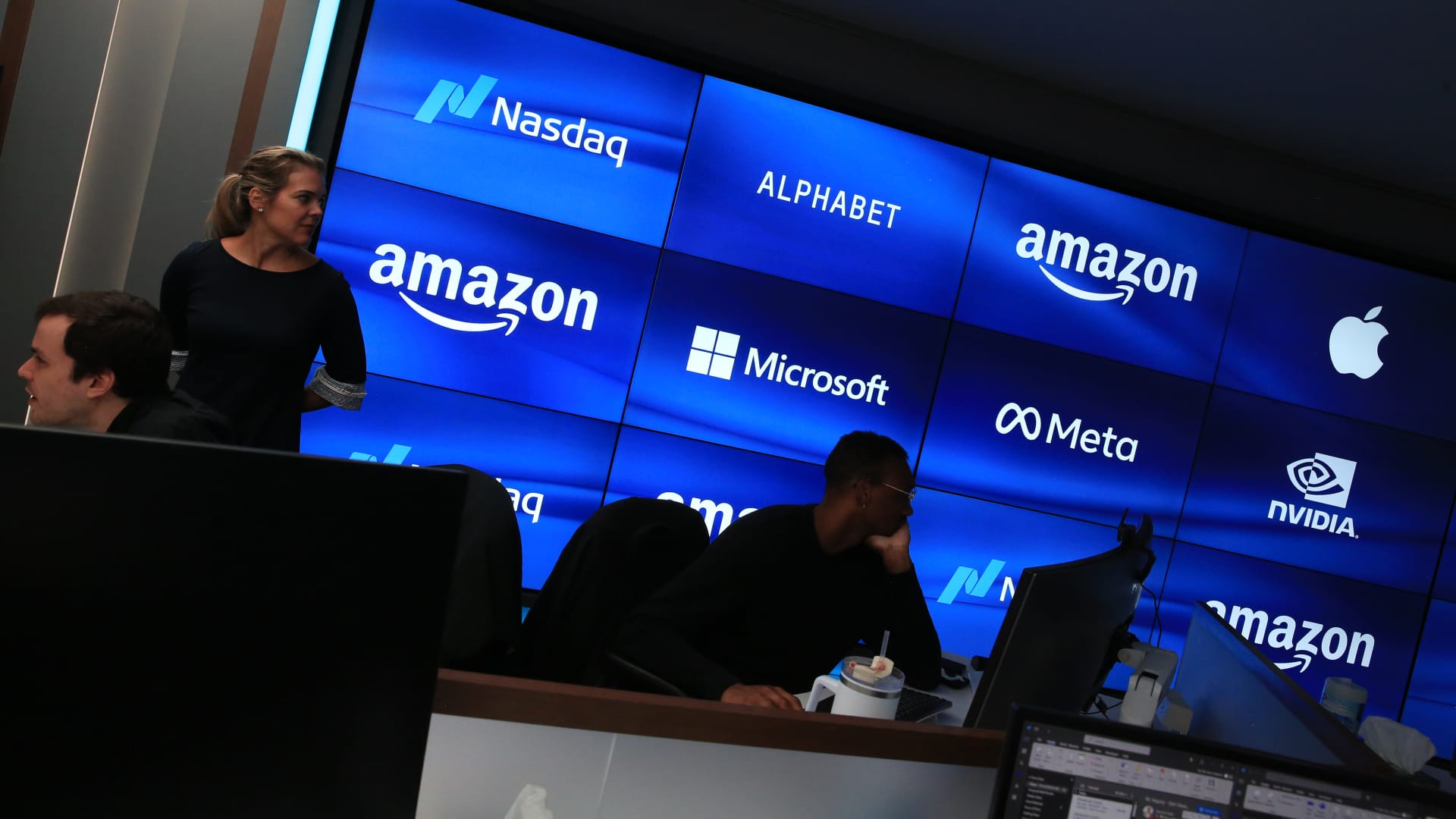 Featured image for Venezuela Turmoil and Mag 7 Challenges Signal Early Tests for 2026 Bull Market