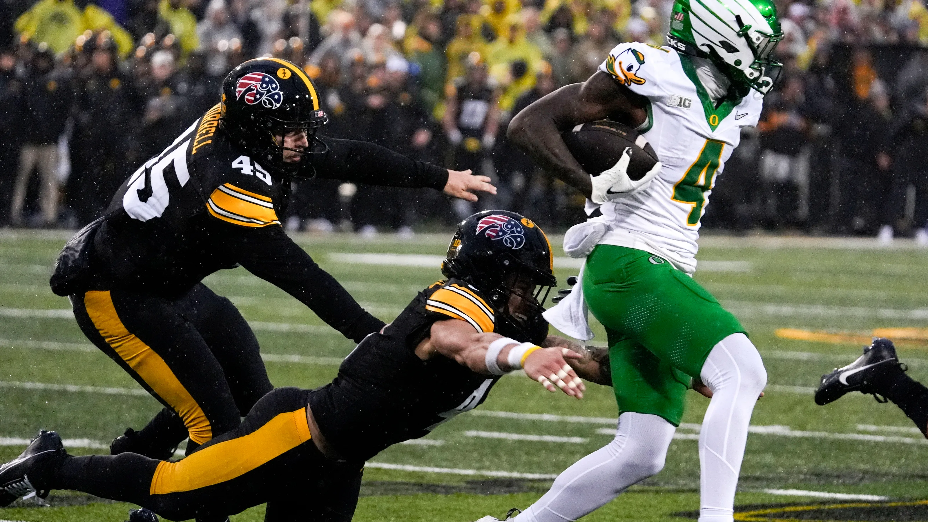 Featured image for Oregon Edges Iowa in Last-Second Thriller to Boost CFP Hopes