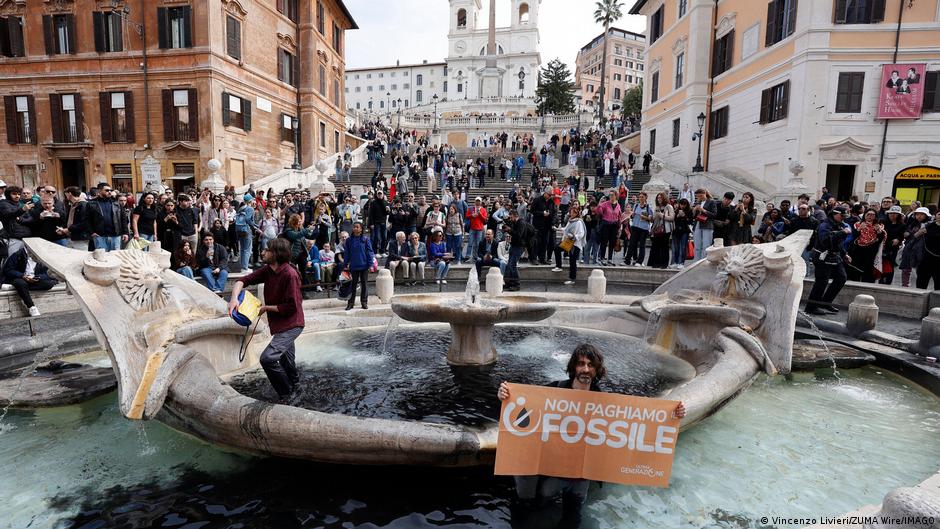 Featured image for "Roman fountain dyed black by climate activists"