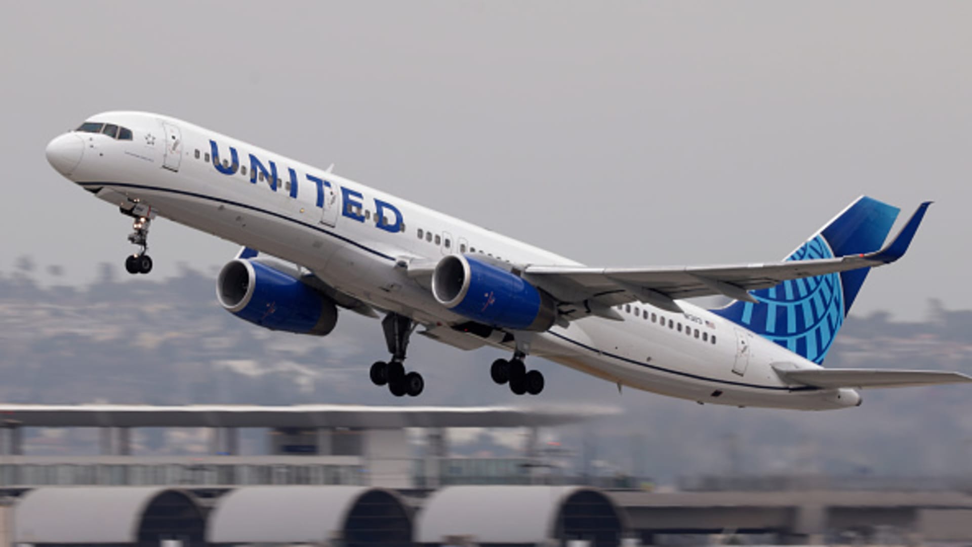 Featured image for United Airlines Boosts 2025 Outlook Amid Mixed Quarterly Results