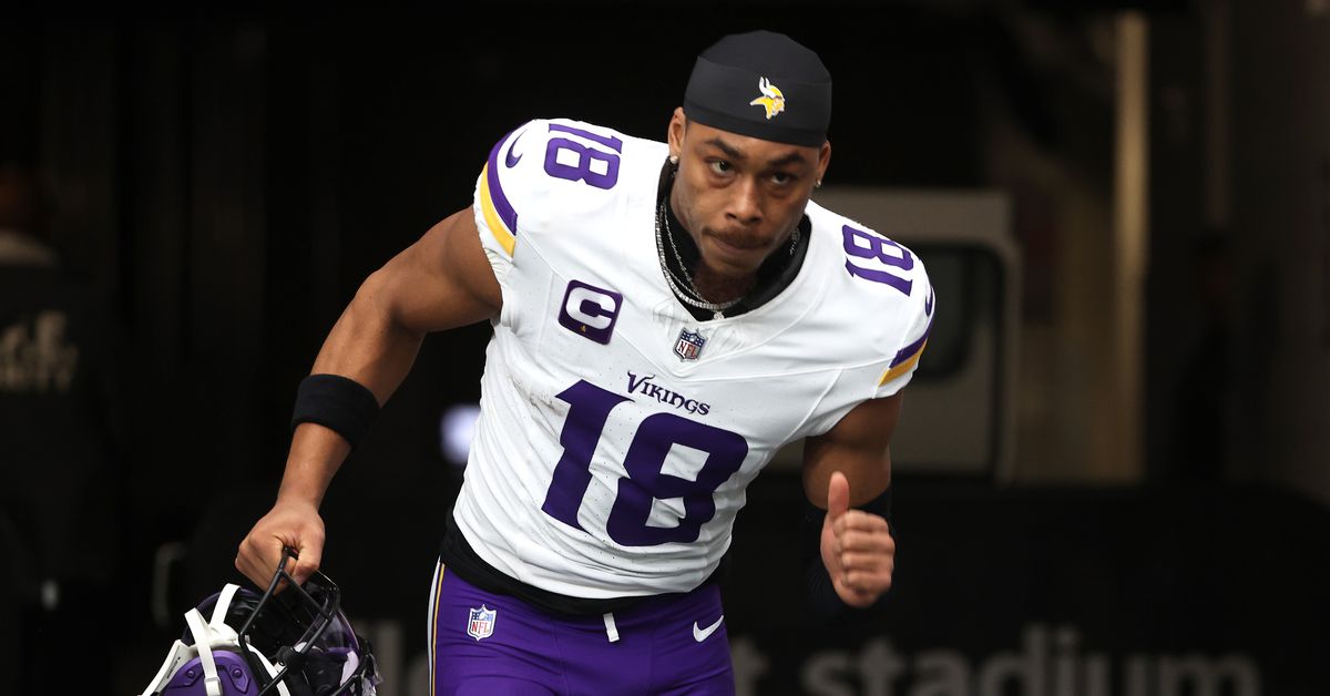 Featured image for Vikings' Justin Jefferson injured, Dobbs benched in loss to Raiders
