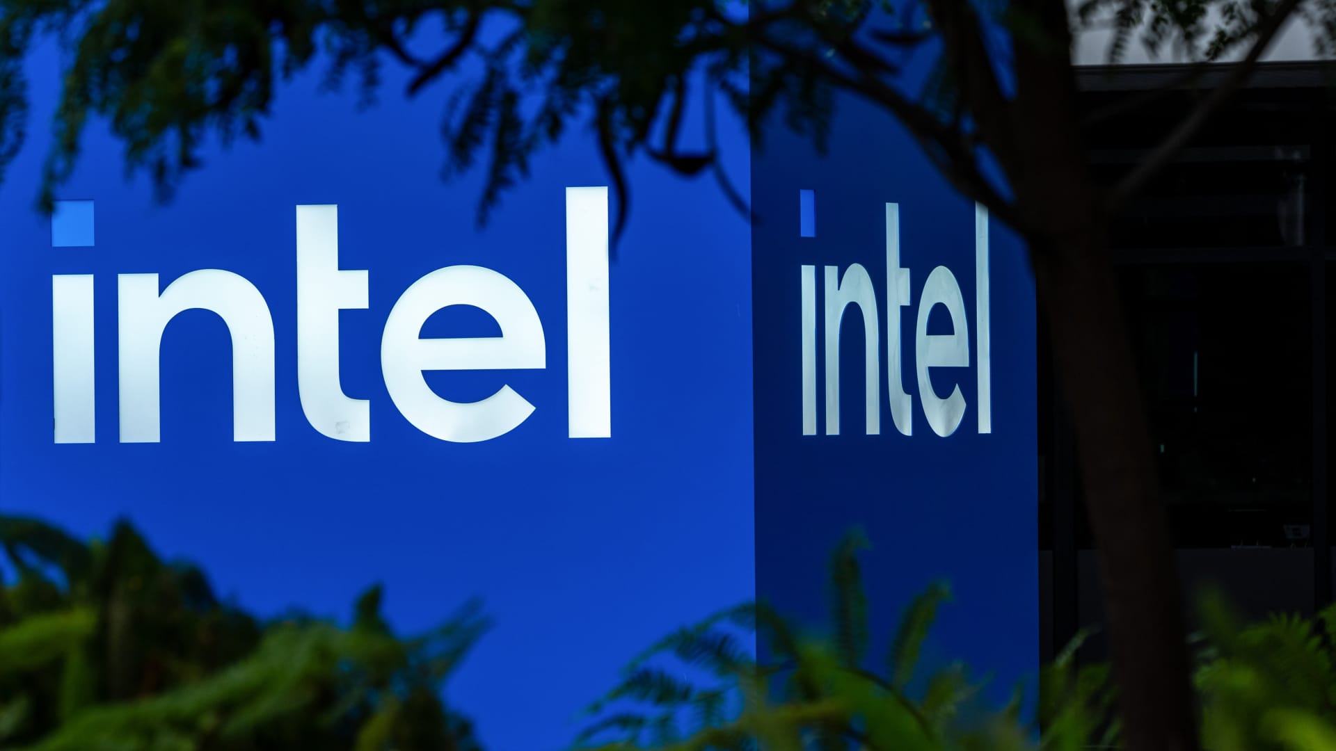 Featured image for Intel Shares Surge 50%, U.S. Stake Reaches $16 Billion
