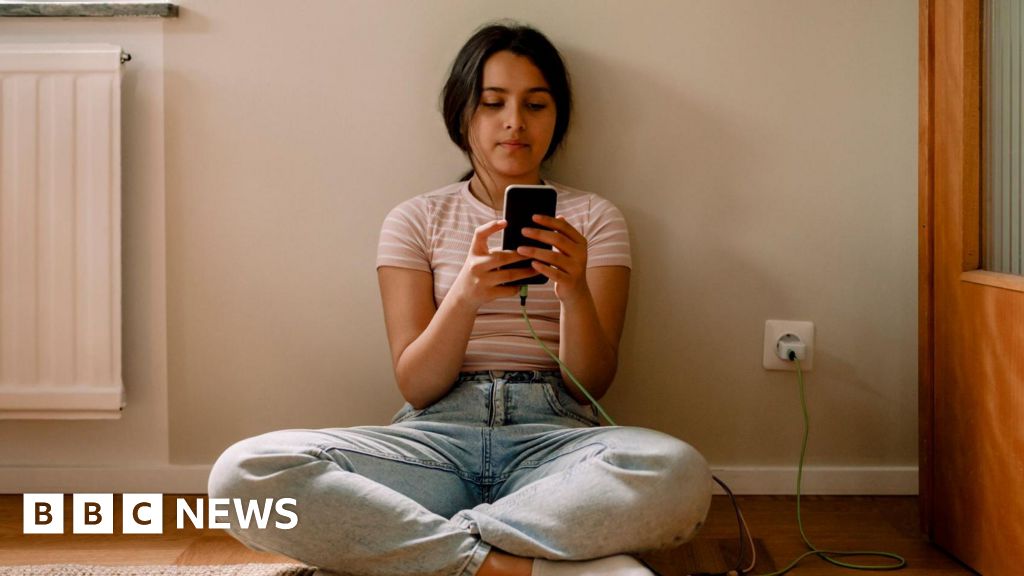 Featured image for Australian Teen Social Media Ban Faces Challenges and Risks