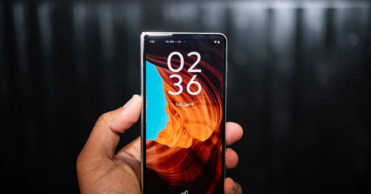 Featured image for Motorola Unveils Book-Style Foldable Razr Fold