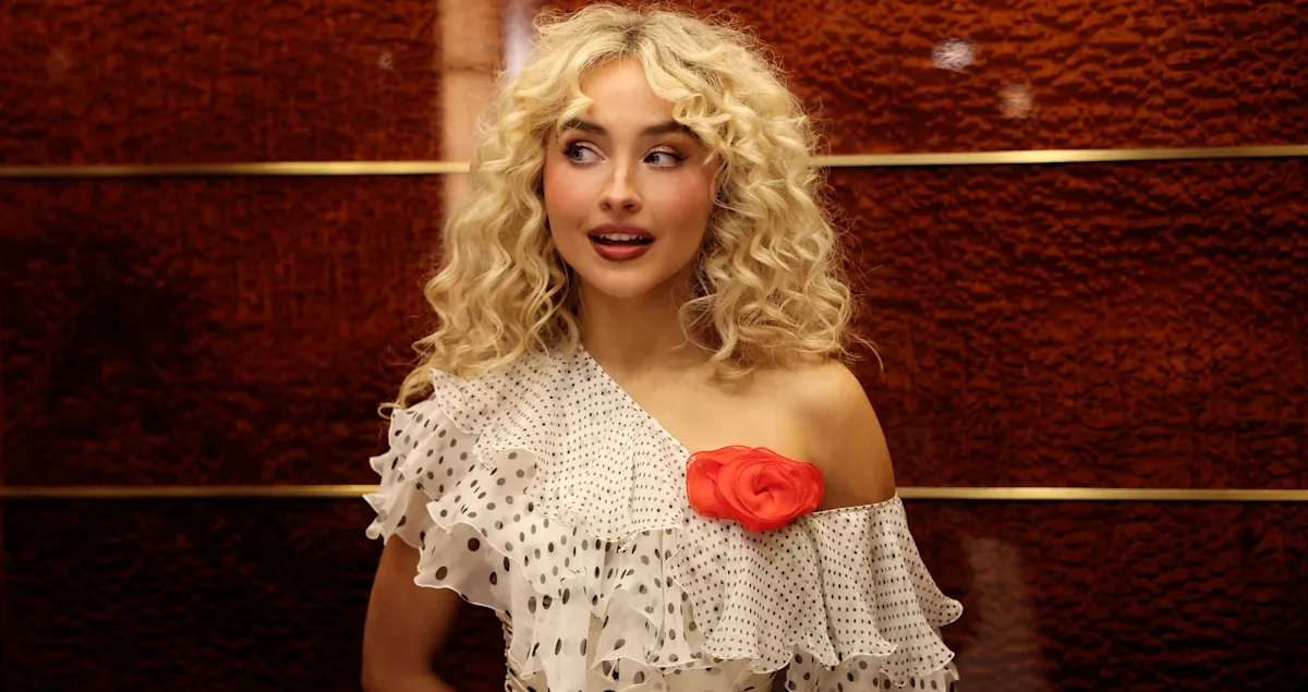 Featured image for Sabrina Carpenter Teases 'SNL' Hosting Debut with Comedy and Carrie Bradshaw Looks