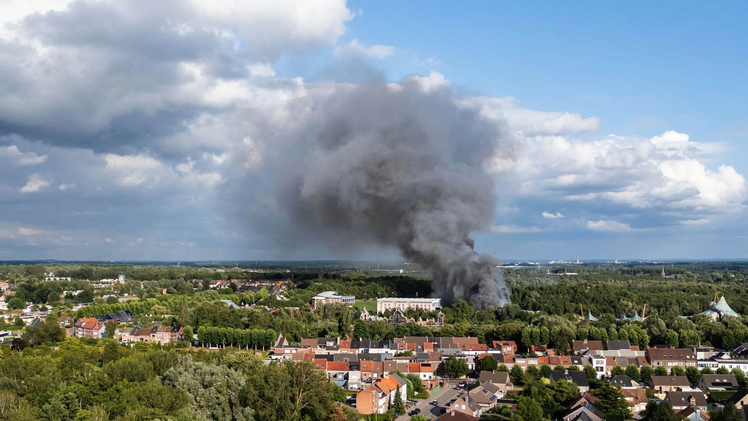 Featured image for Fire destroys Tomorrowland main stage before festival opening