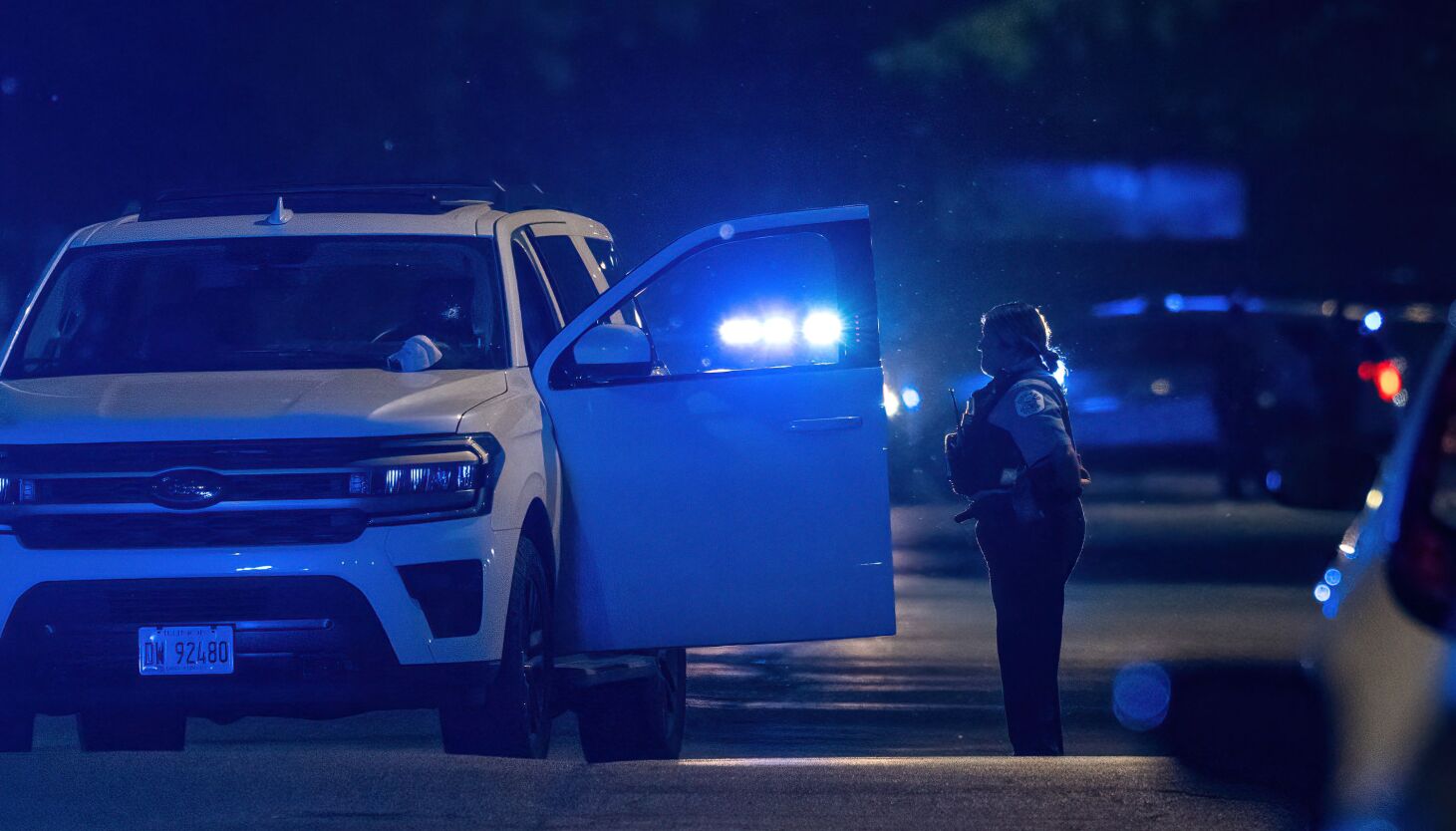 Featured image for Off-duty Chicago police officer survives arm shooting on Near West Side.
