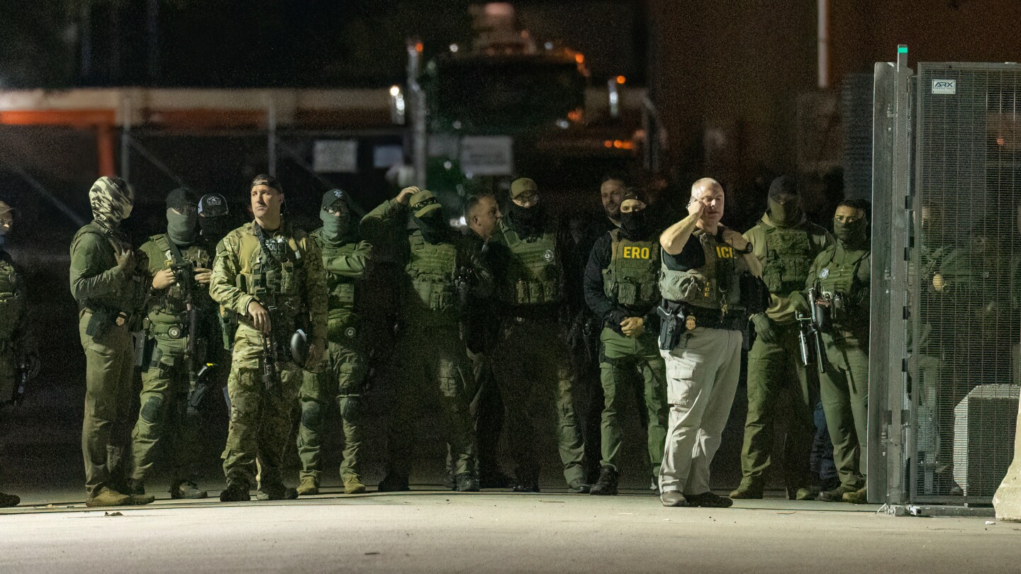 Featured image for Judge mandates body cameras for ICE agents in Chicago after protest clashes