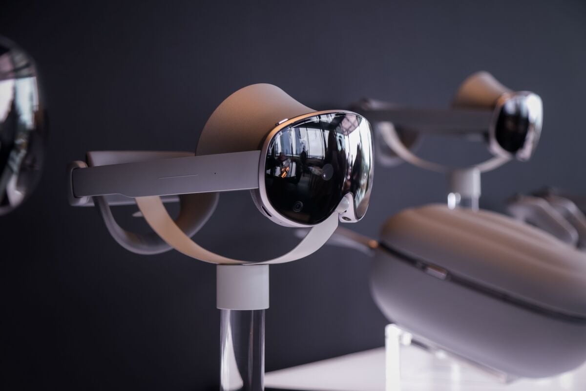 Featured image for Samsung Galaxy XR Launches as Affordable Alternative to Apple’s Vision Pro