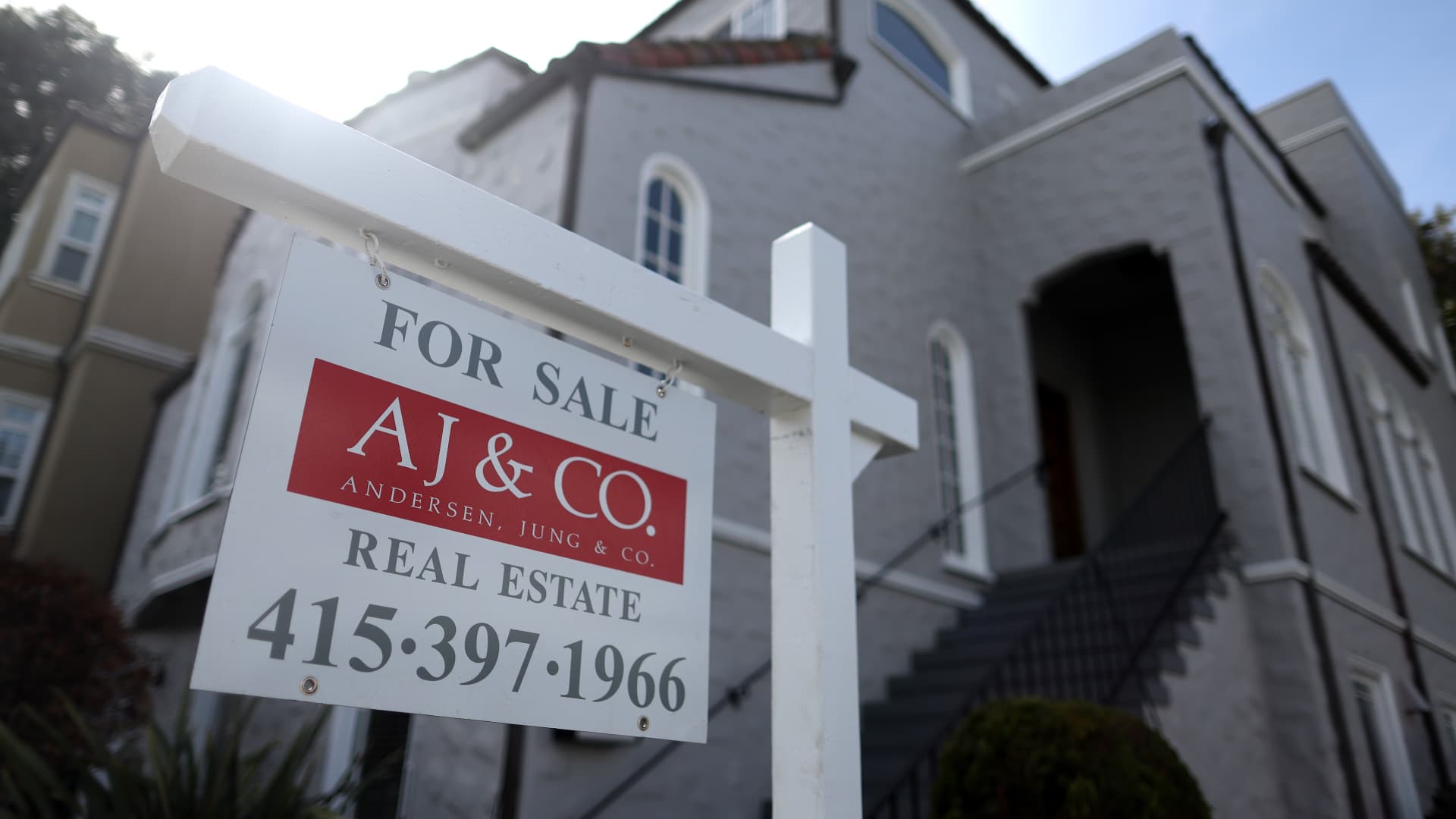 Featured image for Surging Demand and Scarce Supply Drive Home Prices to Record Highs