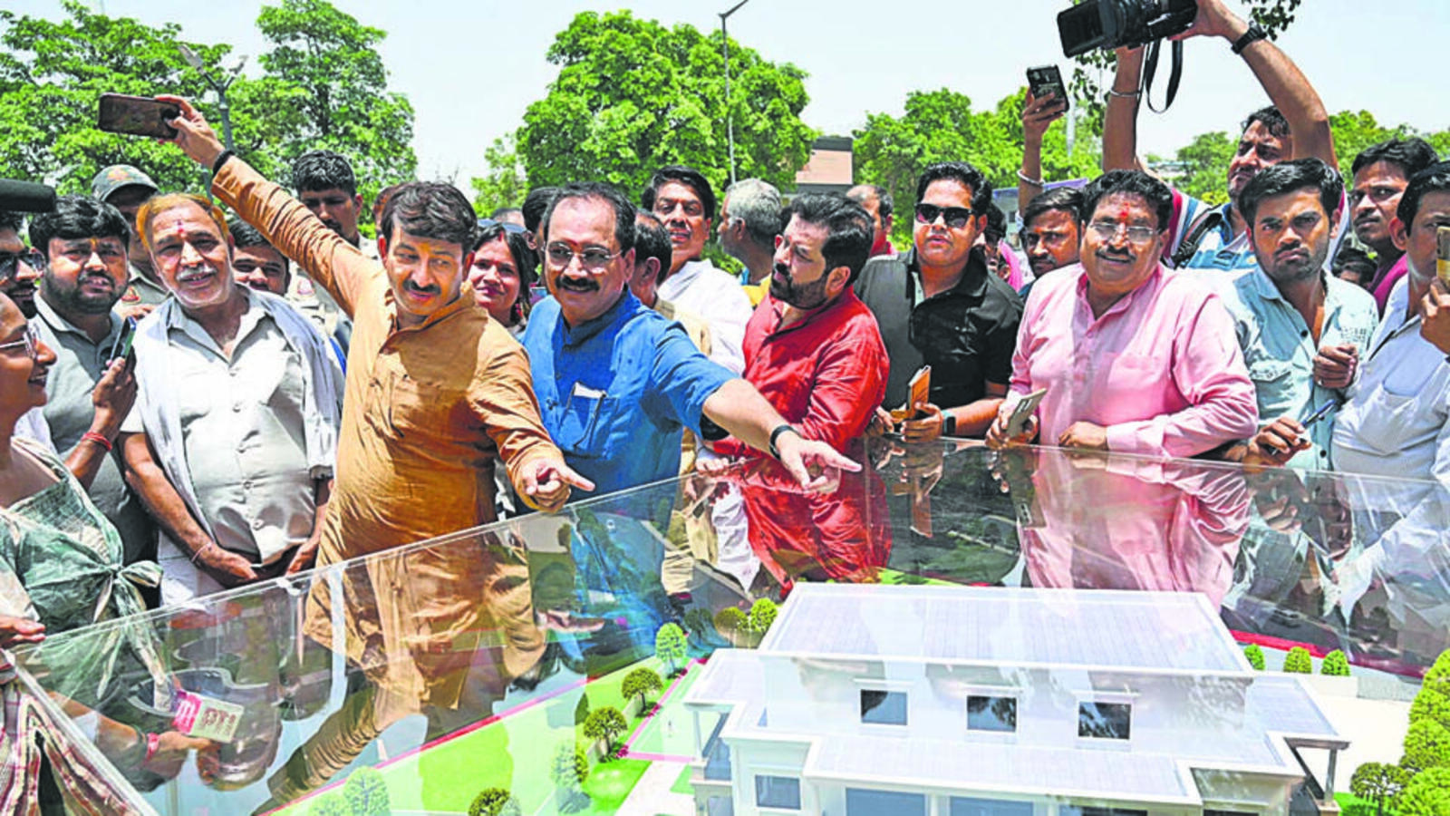 Featured image for Kejriwal's AAP takes on Modi's BJP in 'Maha Rally'