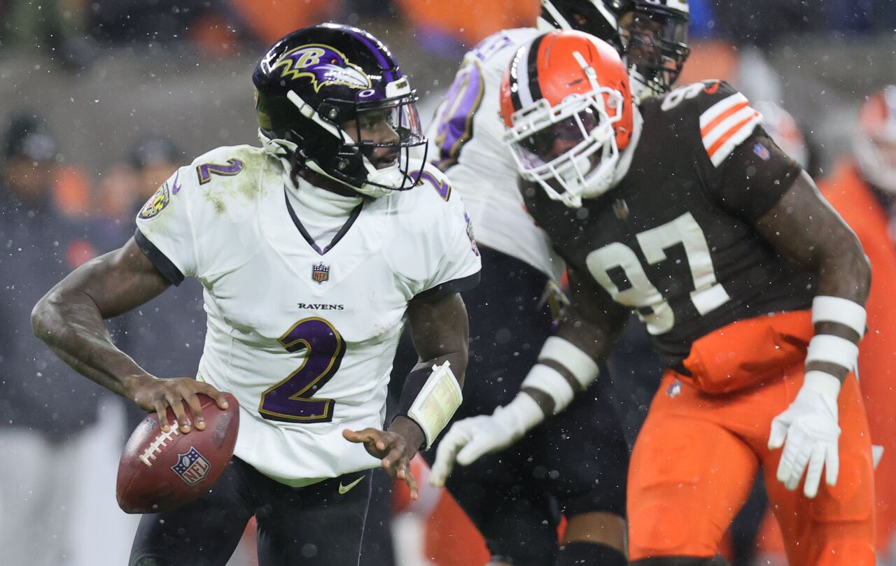 Browns DT Perrion Winfrey arrested for assaulting woman he was dating.