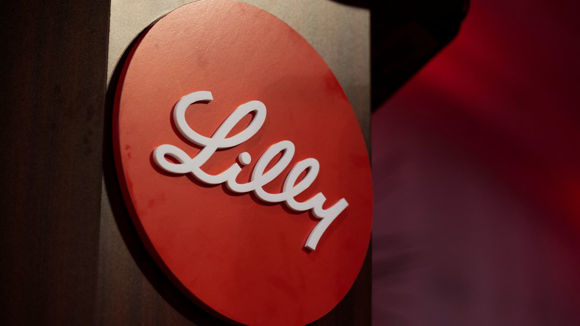 Featured image for Eli Lilly Shares Rise on Strong Pipeline and Analyst Support