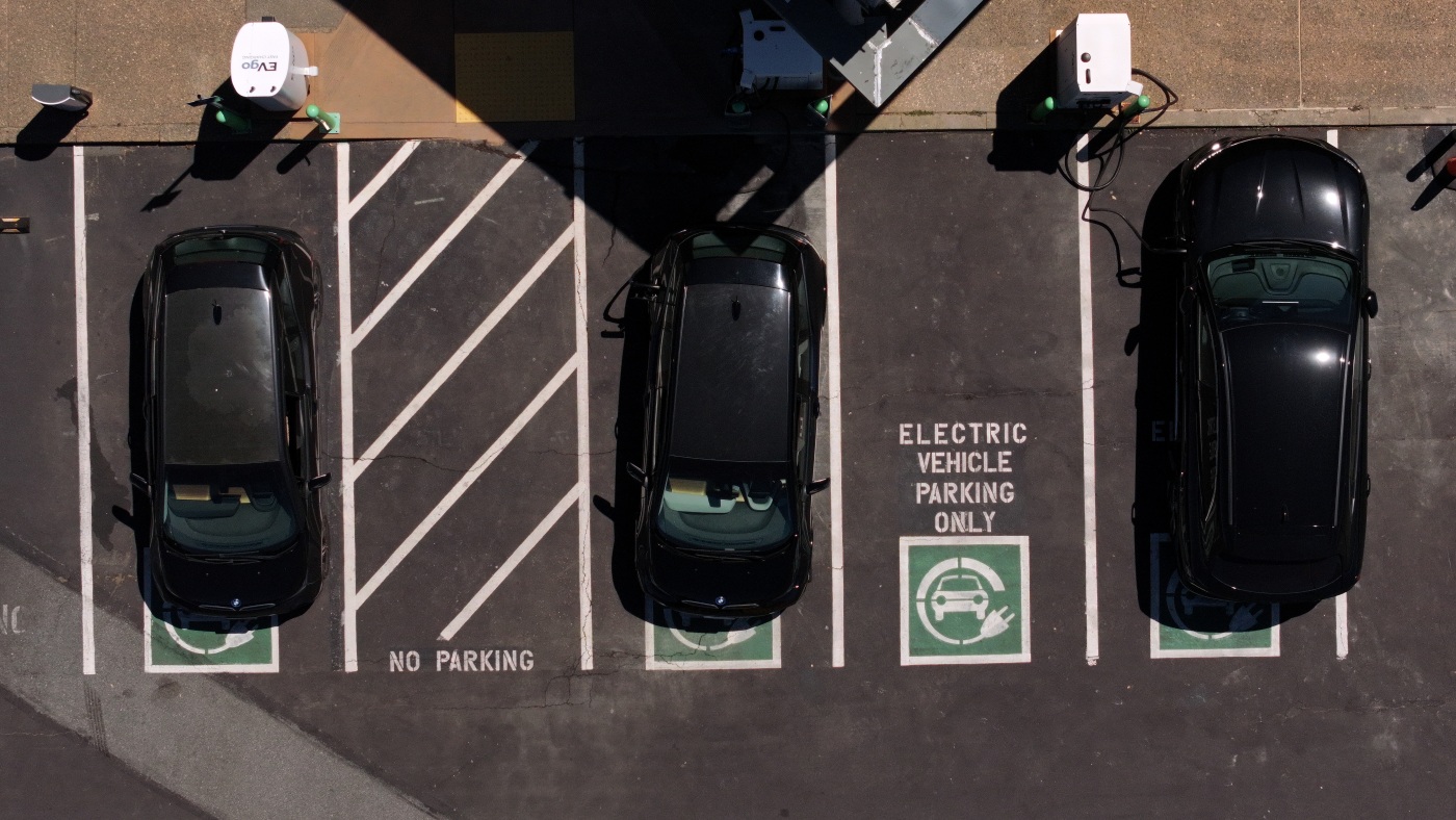 Featured image for U.S. Electric Vehicle Policies Face Political and Industry Challenges