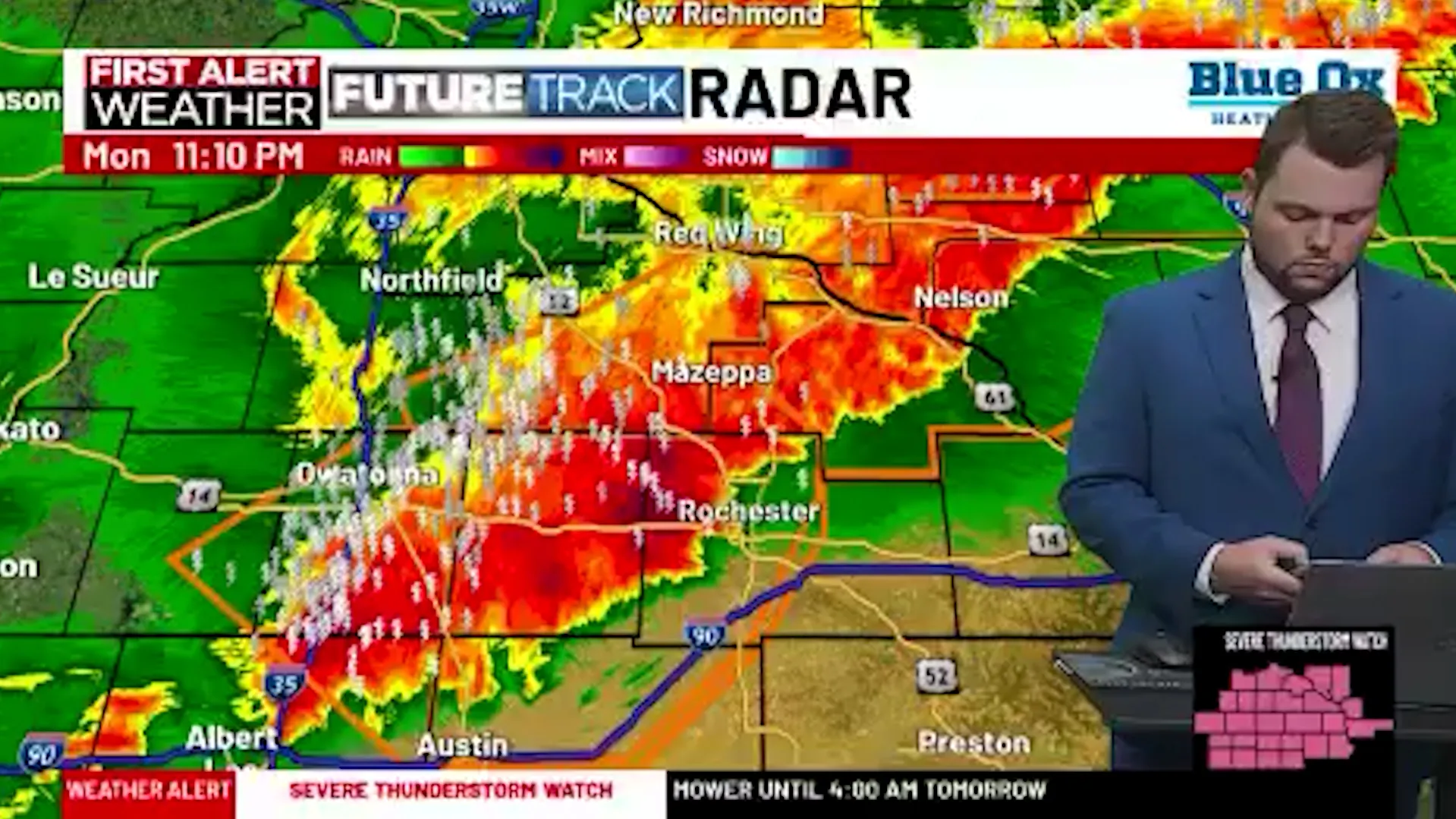 Featured image for Meteorologist halts forecast to text family in viral video