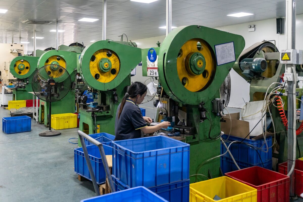 Featured image for China's Factory Activity Remains in Contraction Despite Slight Gains