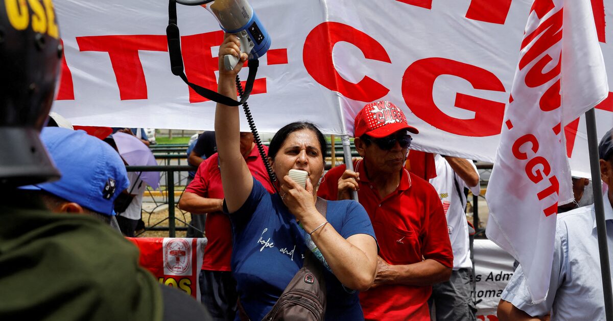 "Peru's Boluarte Faces Protests: Democracy at Risk?"