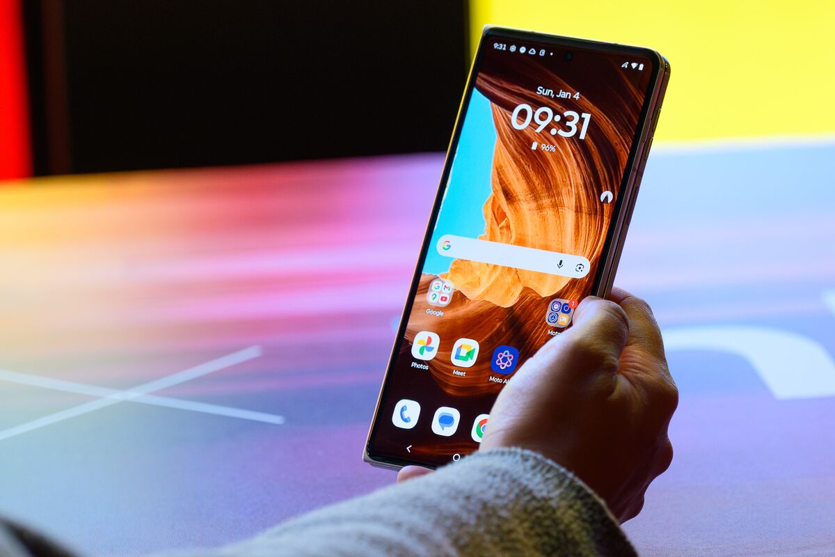 Featured image for Motorola Unveils Razr Fold, a Book-Style Foldable Phone