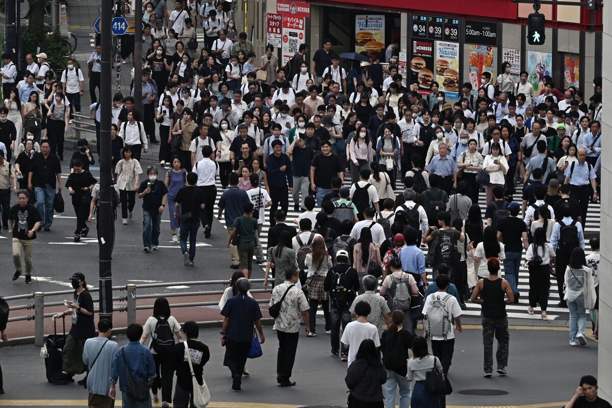 Featured image for Asian Stocks Fall Amid US Tech Selloff and Tariff Uncertainty