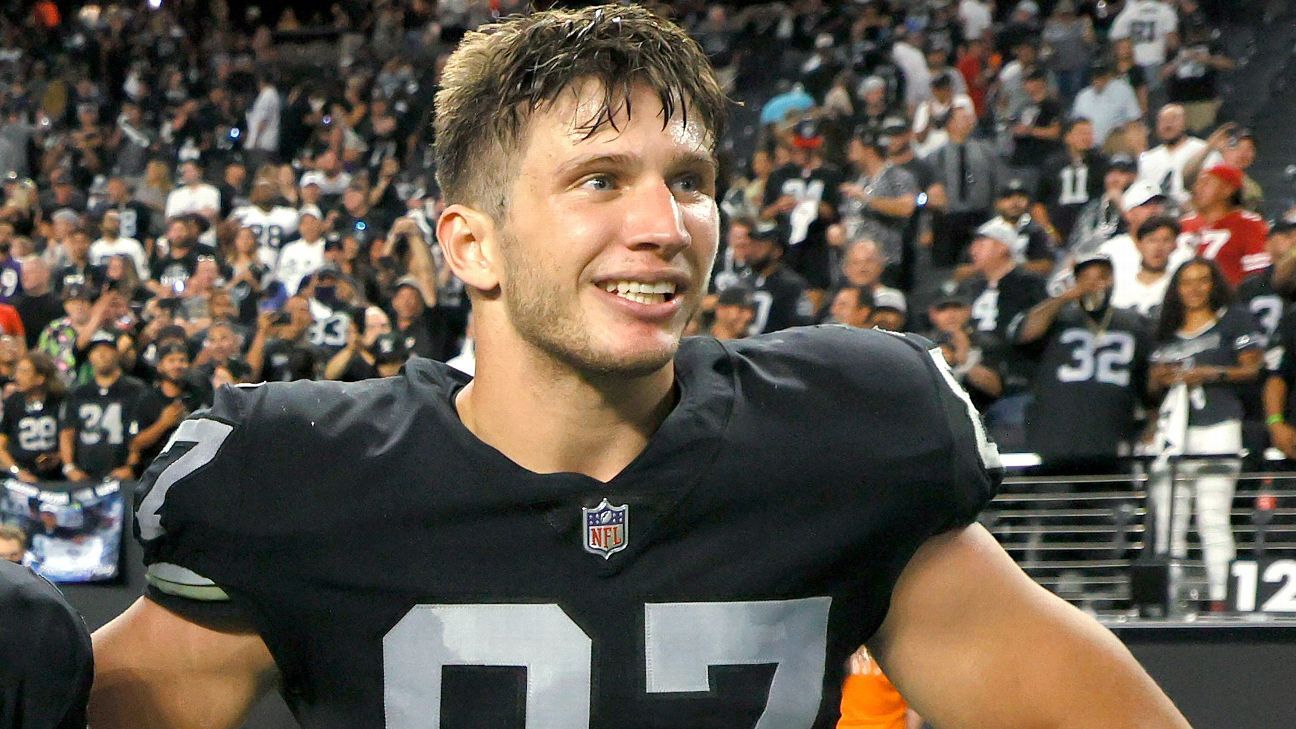 Featured image for TE Foster Moreau Signs with Saints After Cancer Diagnosis
