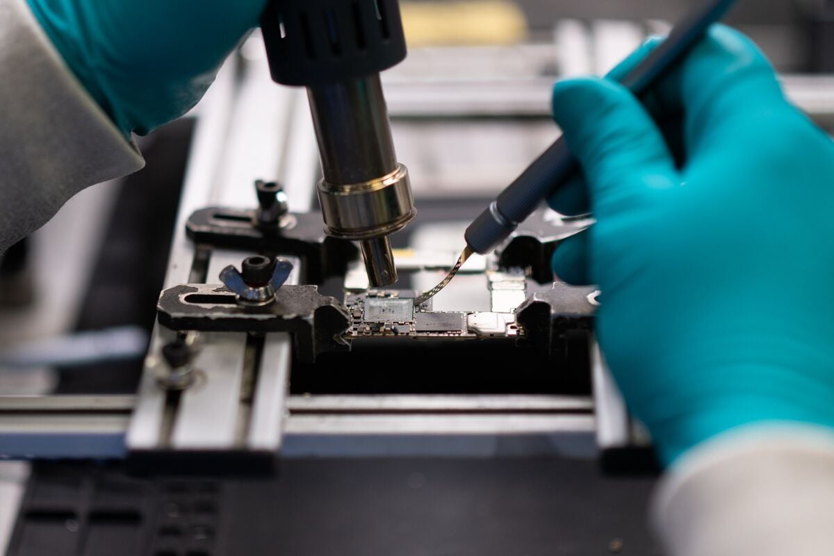 Featured image for China Blacklists Tech Firms Over Huawei Chip Reports