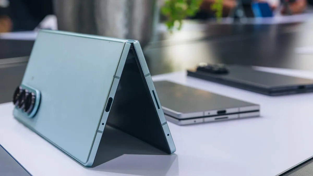 Featured image for Samsung Galaxy Z Fold 7 Survives 200,000 Folds in Durability Test