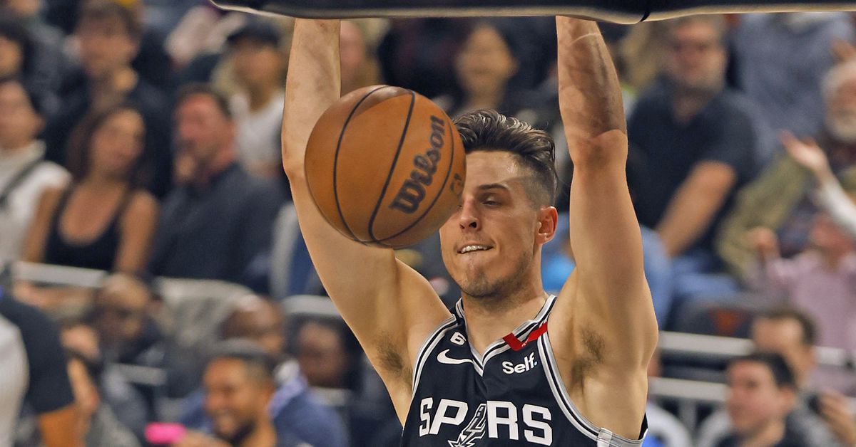 Featured image for "Trail Blazers fall to Spurs despite Collins' impressive performance"