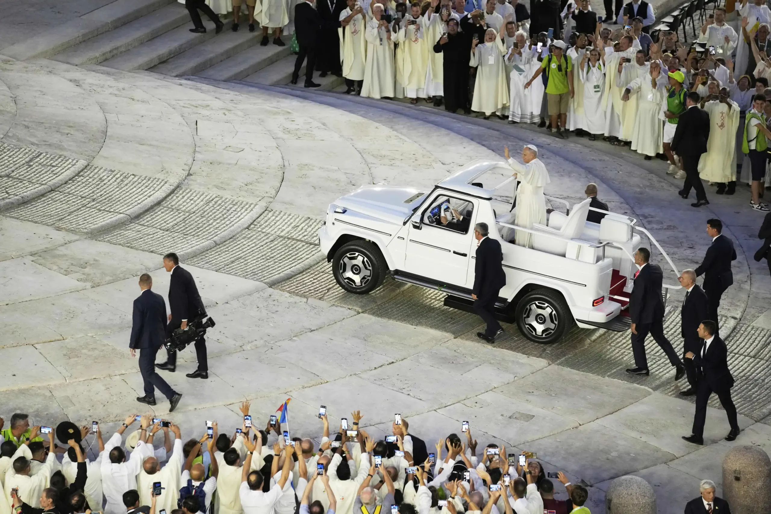 Featured image for Pope Leo XIV Delights Youth with Surprise Popemobile Salute
