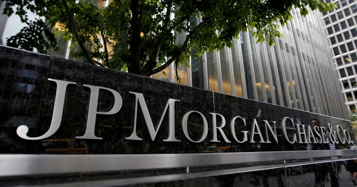 Featured image for JPMorgan cuts 1000 jobs at First Republic Bank.