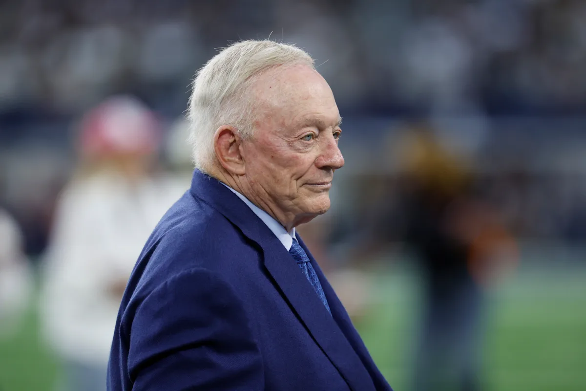 Featured image for Jerry Jones Apologizes for Inadvertent Gesture During Cowboys-Jets Game