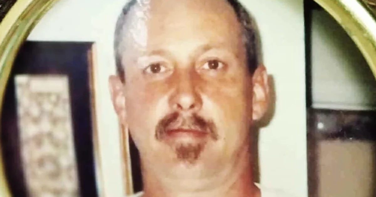 Featured image for Man flips off war memorial before being shot dead