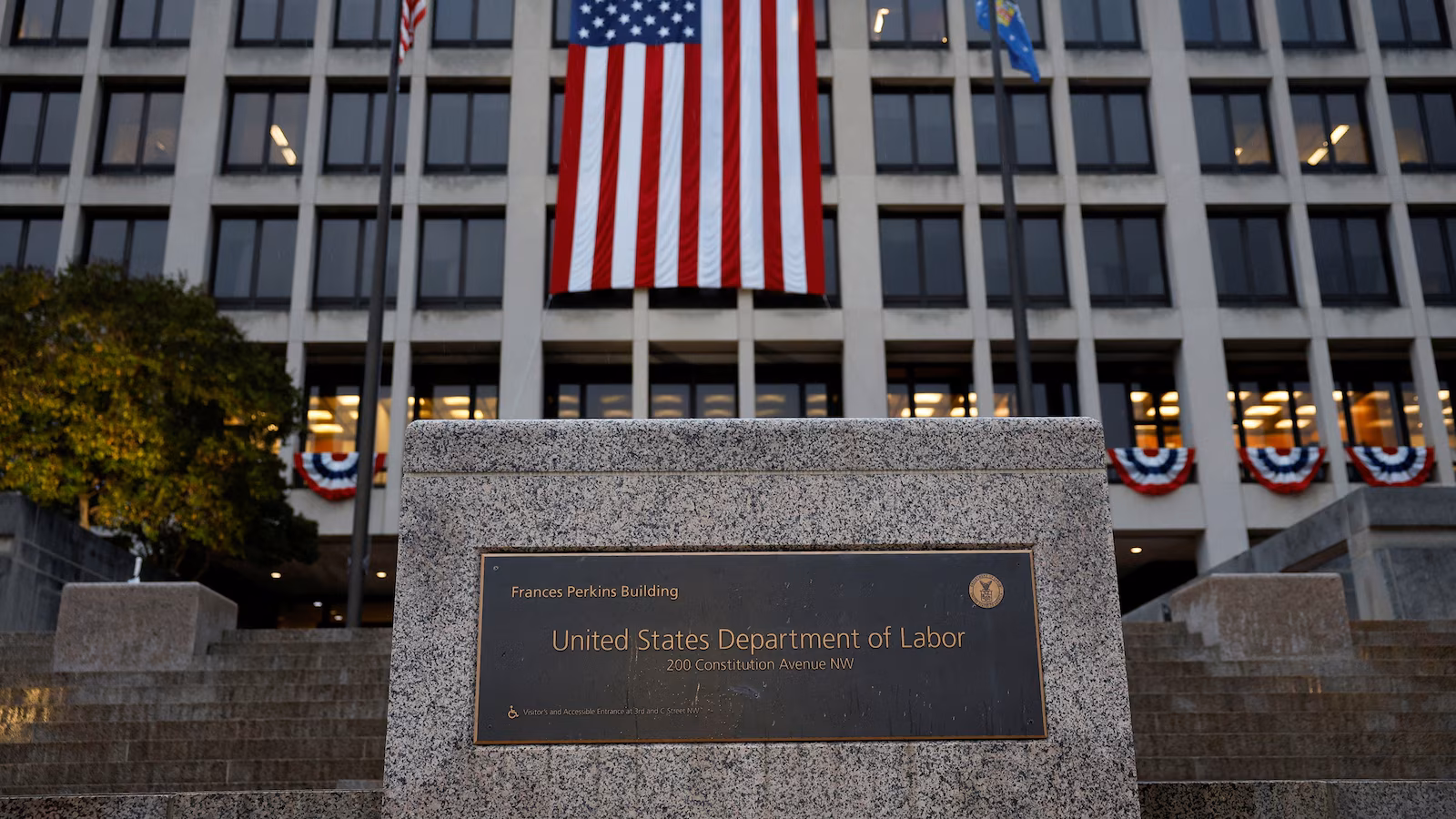 Featured image for Government Shutdown Disrupts Economic Data and Risks Growth