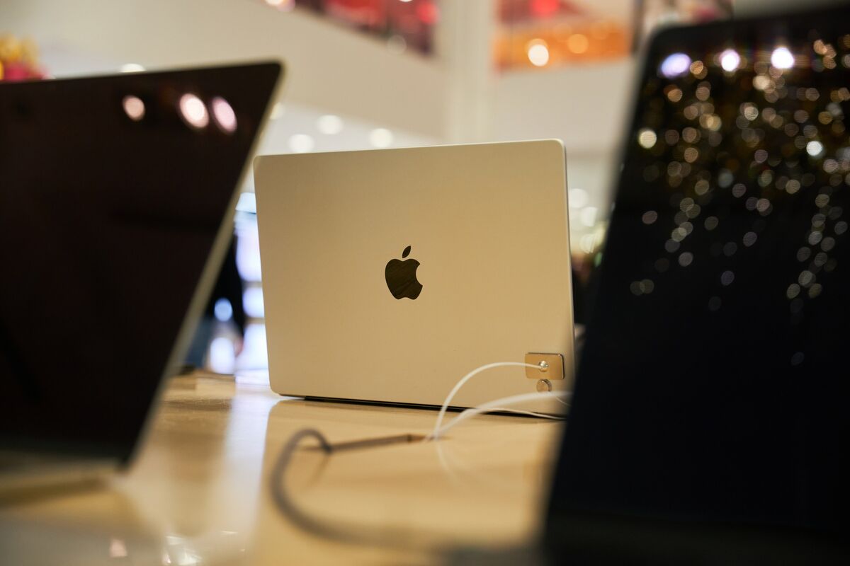 Featured image for Apple Prepares High-End MacBook Pro with Touchscreen and Hole-Punch Display