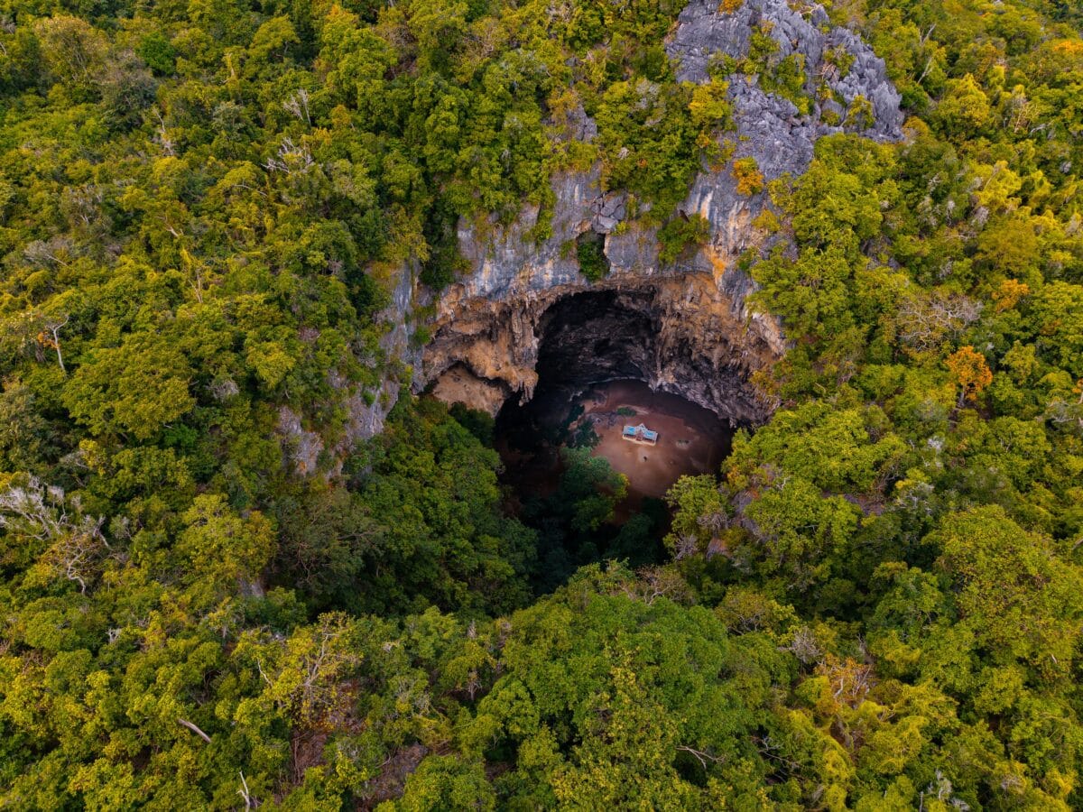 Featured image for Scientists Discover Hidden Underground Cave in Chinese Sinkhole