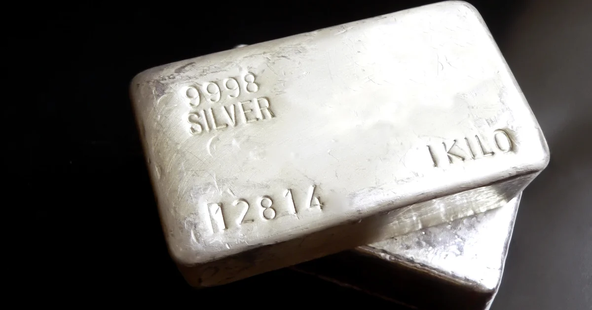 Featured image for Silver and Gold Prices Fluctuate Amid Market Volatility and Margin Changes