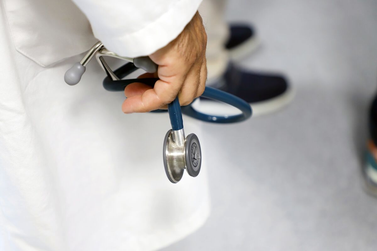 Featured image for US H-1B Visa Fee Hike Sparks Debate on Impact for India and US Industries