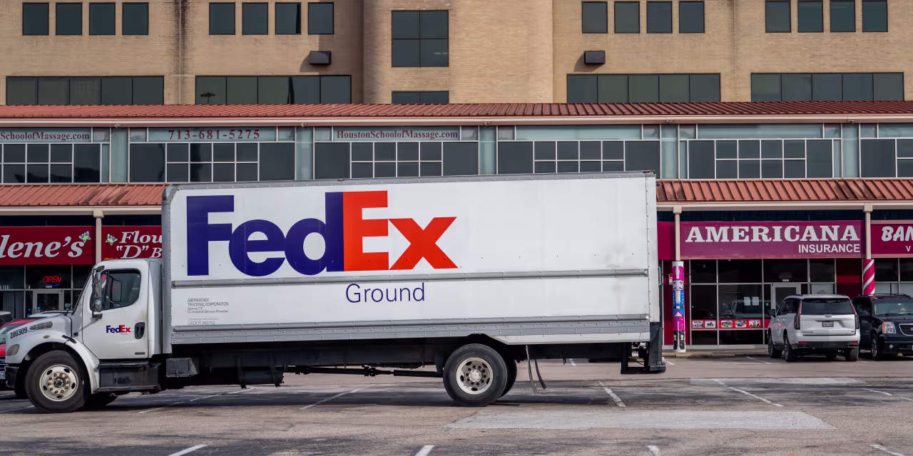 Featured image for FedEx's dividend hike boosts stock price.