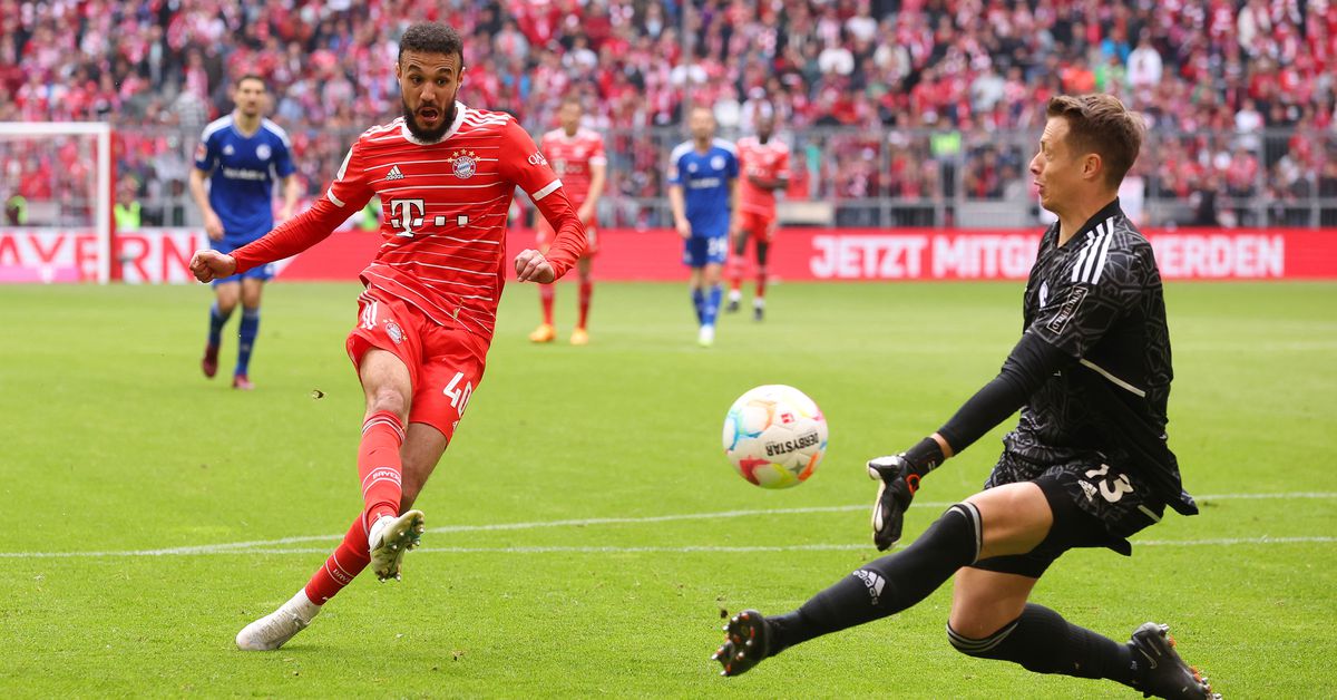 Featured image for Bayern Munich dominates Schalke with 6-0 win.